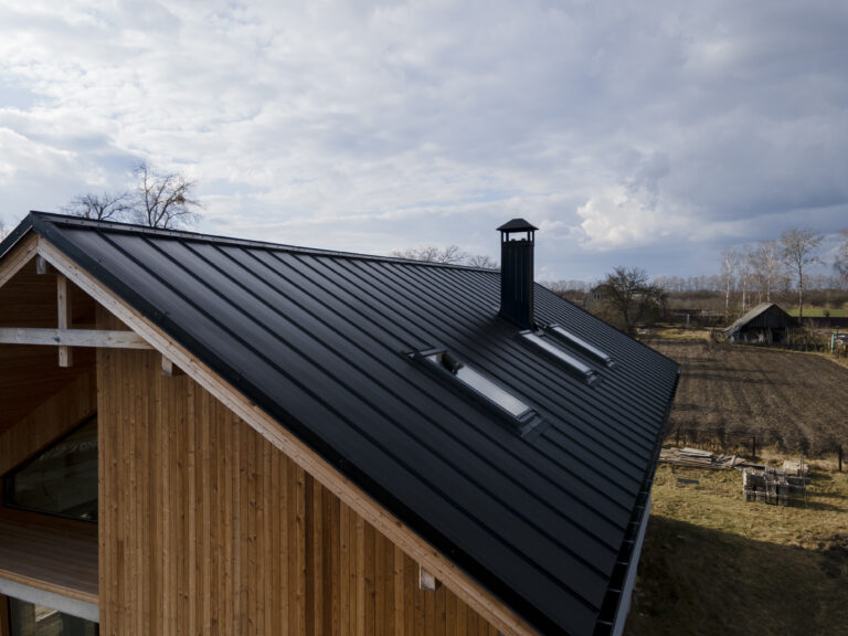 Closoir de faîtage et ventilation de toiture : rôle et entretien
